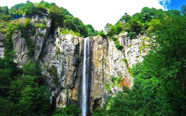 آبشار لاتون در نزدیکی شهر آستارا